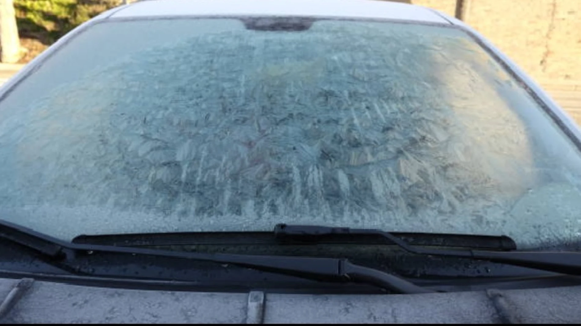 Cómo quitar el hielo del parabrisas de tu coche sin romper o rayar