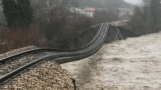 Un tramo de v&iacute;a de tren queda literalmente suspendida a su paso por Caba&ntilde;aquinta