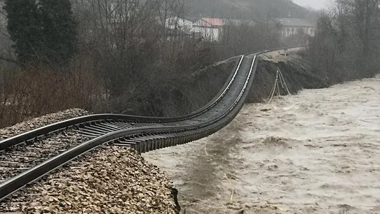 Un tramo de vía de tren queda literalmente suspendida a su paso por Cabañaquinta Un tramo de vía de tren queda literalmente suspendida a su paso por Cabañaquinta