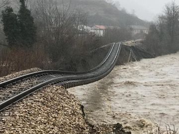 Un tramo de vía de tren queda literalmente suspendida a su paso por Cabañaquinta Un tramo de vía de tren queda literalmente suspendida a su paso por Cabañaquinta