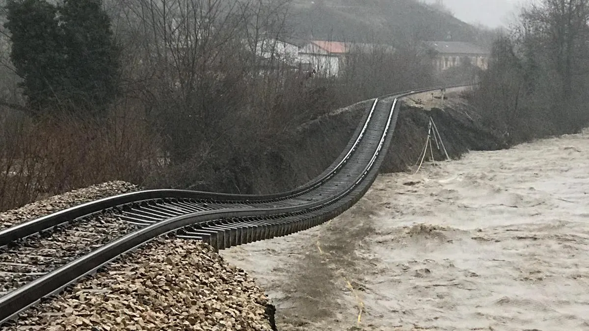 Un tramo de vía de tren queda literalmente suspendida a su paso por Cabañaquinta