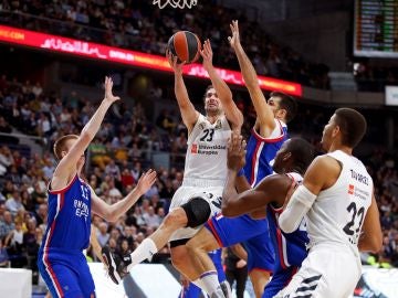 Sergio Llull, en acción ante el Efes Sergio Llull, en acción ante el Efes