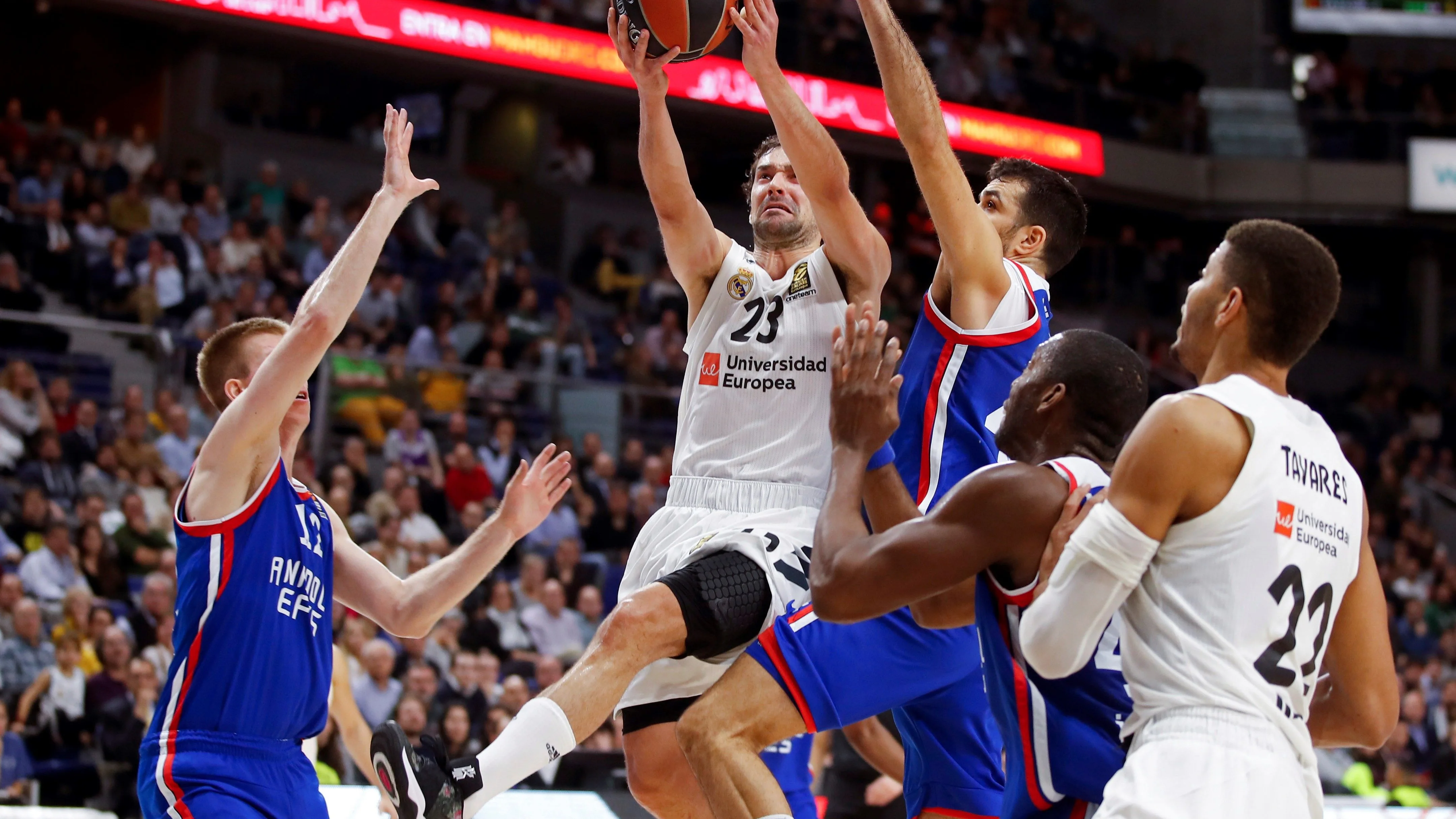 Sergio Llull, en acción ante el Efes