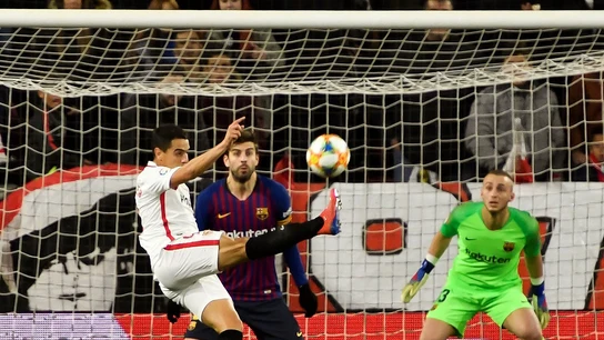 Gerard Piqué observa un disparo de Ben Yedder Gerard Piqué observa un disparo de Ben Yedder