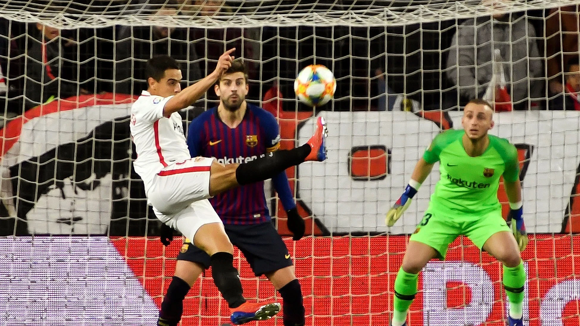 Gerard Piqué observa un disparo de Ben Yedder