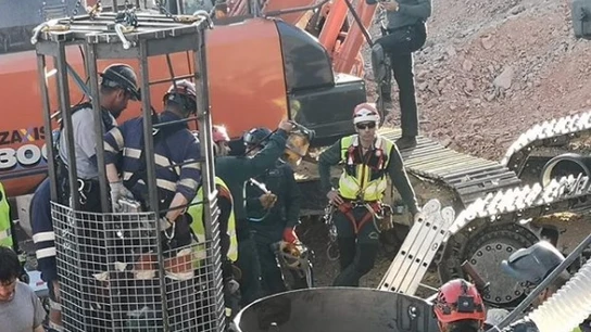 Miembros de la brigada de salvamento minero en la jaula antes de bajar por el túnel vertical Miembros de la brigada de salvamento minero en la jaula antes de bajar por el túnel vertical