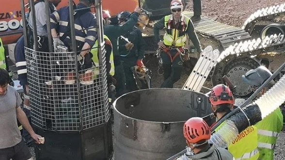 Miembros de la brigada de salvamento minero en la jaula antes de bajar por el túnel vertical