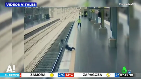 Un hombre se desmaya y cae sobre las vías del tren Un hombre se desmaya y cae sobre las vías del tren