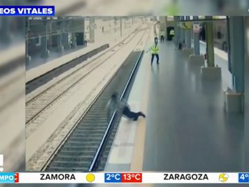 Un hombre se desmaya y cae sobre las vías del tren Un hombre se desmaya y cae sobre las vías del tren