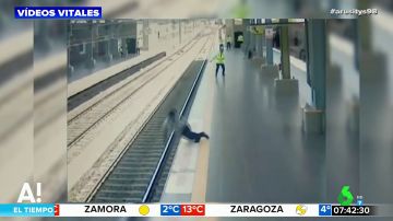 Un hombre se desmaya y cae sobre las vías del tren