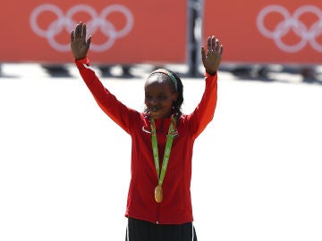 Jemima Sumgong, con su medalla de oro en los Juegos Olímpicos de 2016 Jemima Sumgong, con su medalla de oro en los Juegos Olímpicos de 2016
