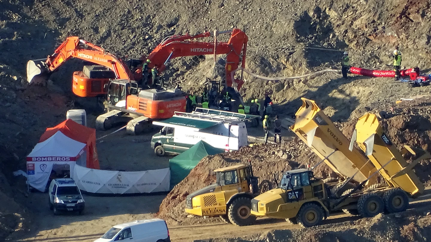 El equipo de rescate en el pozo de Totalán (Málaga) El equipo de rescate en el pozo de Totalán (Málaga)
