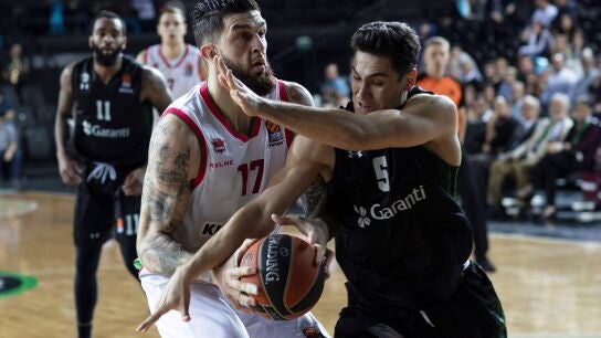 Vincent Poirier trata de anotar ante la defensa de Muhammed Bayg&uuml;l