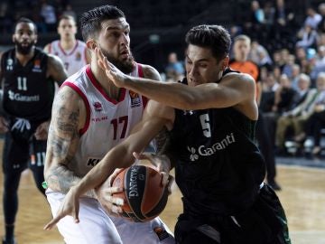 Vincent Poirier trata de anotar ante la defensa de Muhammed Baygül Vincent Poirier trata de anotar ante la defensa de Muhammed Baygül
