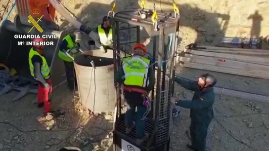 Primer vídeo de los trabajos de los mineros en la jaula del túnel en la que buscan a Julen en Totalán Primer vídeo de los trabajos de los mineros en la jaula del túnel en la que buscan a Julen en Totalán