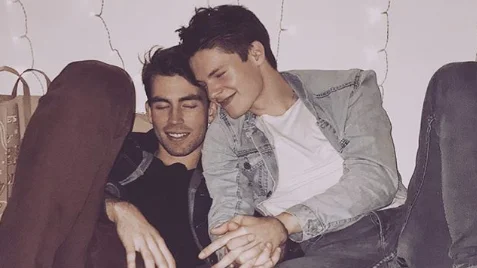 Matthew Pacifici, junto a su novio