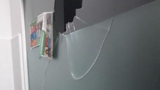 Imagen de la sede del cristal de la sede de Podemos en La L&iacute;nea (C&aacute;diz)