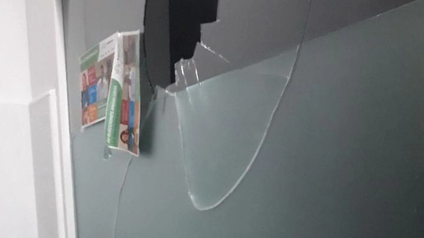 Imagen de la sede del cristal de la sede de Podemos en La Línea (Cádiz) Imagen de la sede del cristal de la sede de Podemos en La Línea (Cádiz)
