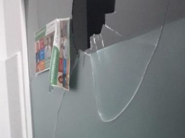 Imagen de la sede del cristal de la sede de Podemos en La Línea (Cádiz) Imagen de la sede del cristal de la sede de Podemos en La Línea (Cádiz)