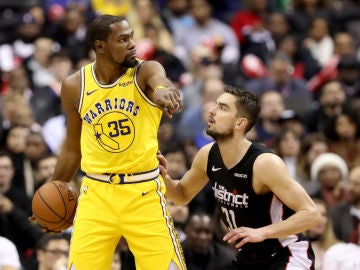 Durant da indicaciones ante la defensa de Satoransky Durant da indicaciones ante la defensa de Satoransky