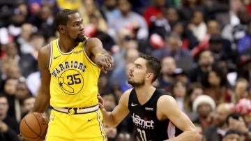 Durant da indicaciones ante la defensa de Satoransky