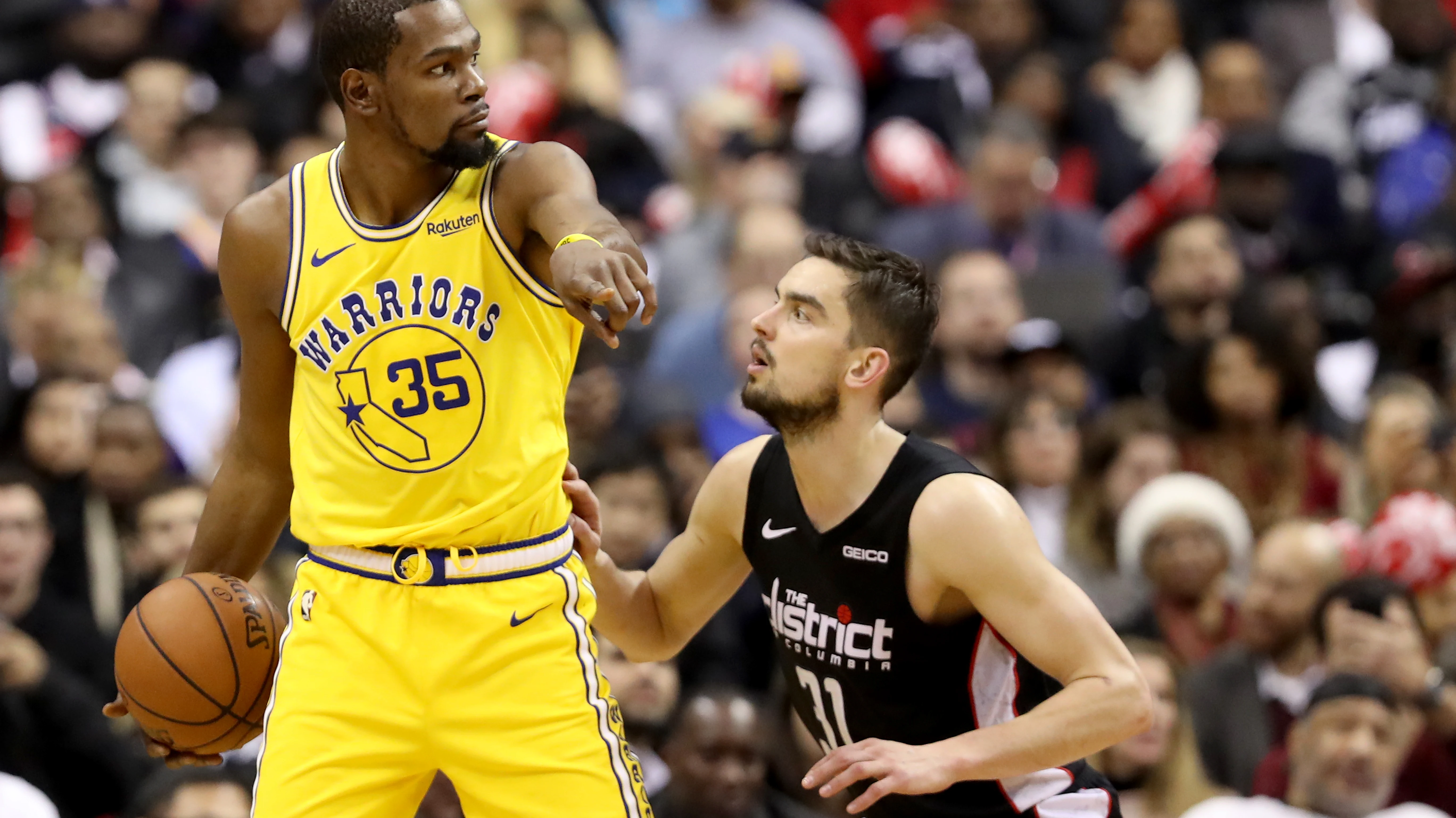 Durant da indicaciones ante la defensa de Satoransky