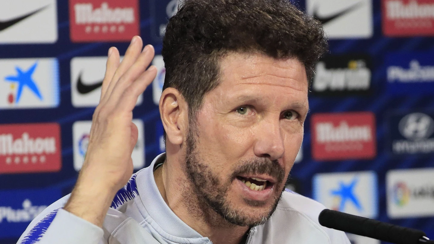 Simeone gesticula ante los medios de comunicación Simeone gesticula ante los medios de comunicación