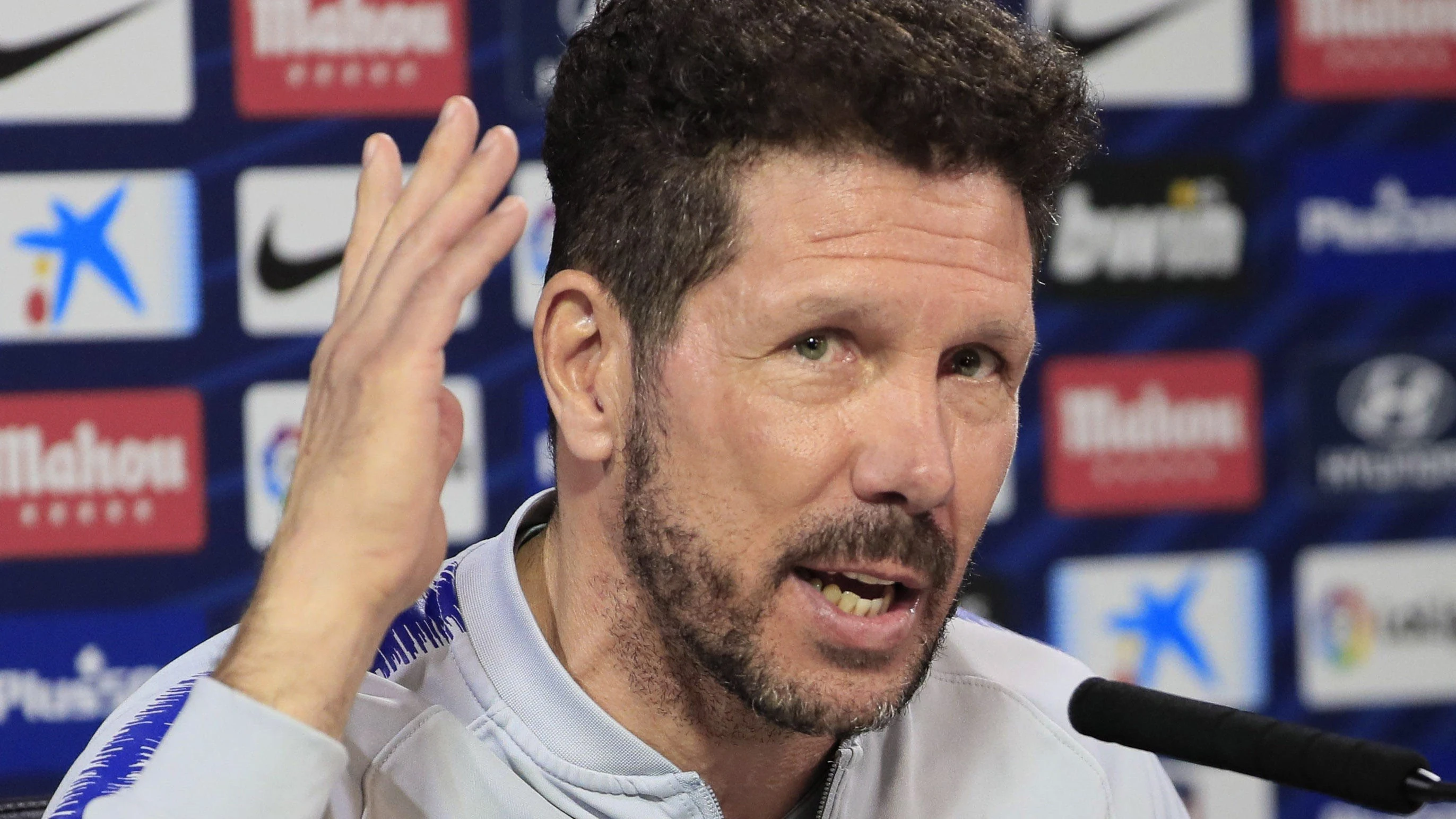 Simeone gesticula ante los medios de comunicación