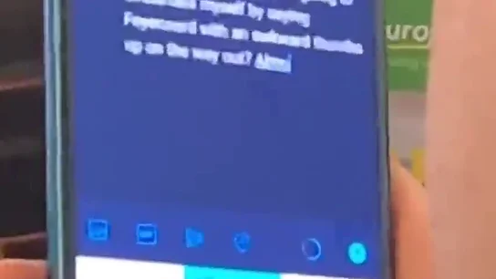 Wijnaldum 'caza' a un aficionado que estaba escibribiendo un tuit sobre él en su mismo avión Wijnaldum 'caza' a un aficionado que estaba escibribiendo un tuit sobre él en su mismo avión