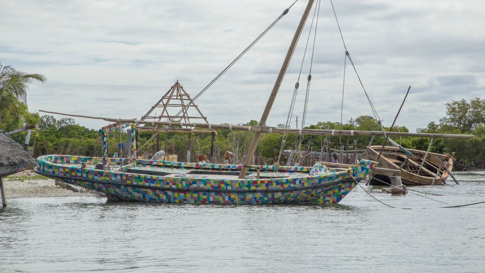 El primer hecho de chanclas se echa a la mar para generar conciencia el uso del plástico