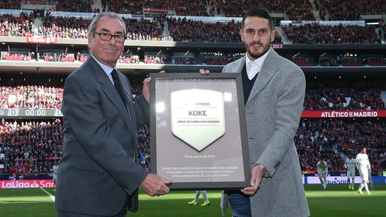 Adelardo entrega a Koke una placa conmemorativa Adelardo entrega a Koke una placa conmemorativa