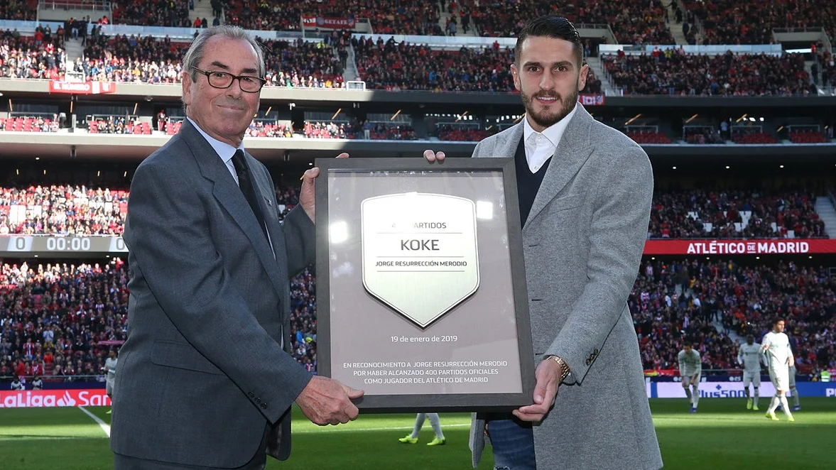 Adelardo entrega a Koke una placa conmemorativa