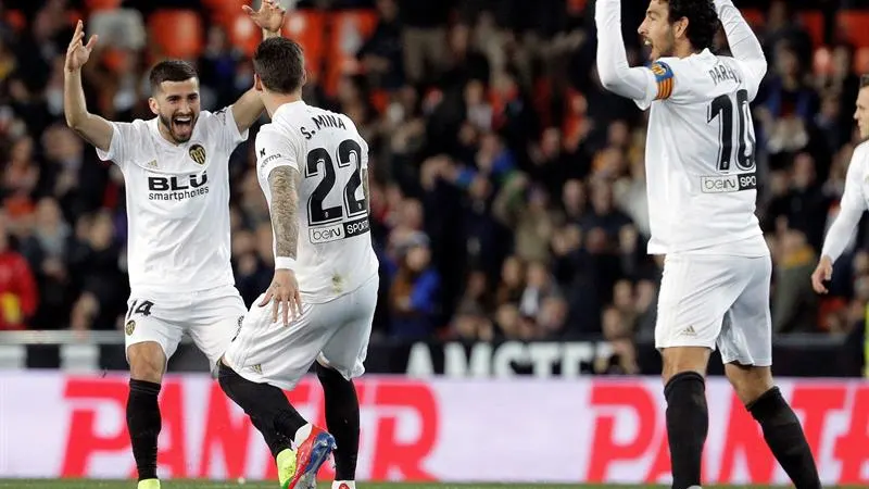 Gayà, Santi Mina y Parejo celebran un gol