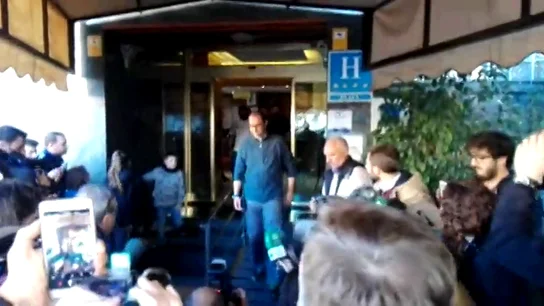 Gran ovación a uno de los mineros a su salida del hotel tras el rescate del pequeño Julen Gran ovación a uno de los mineros a su salida del hotel tras el rescate del pequeño Julen