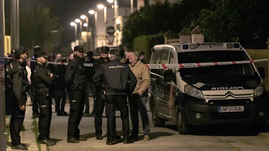 Efectivos de la Policía Nacional ante el domicilio de la mujer de 67 años que ha sido asesinada en Dos Hermanas Efectivos de la Policía Nacional ante el domicilio de la mujer de 67 años que ha sido asesinada en Dos Hermanas