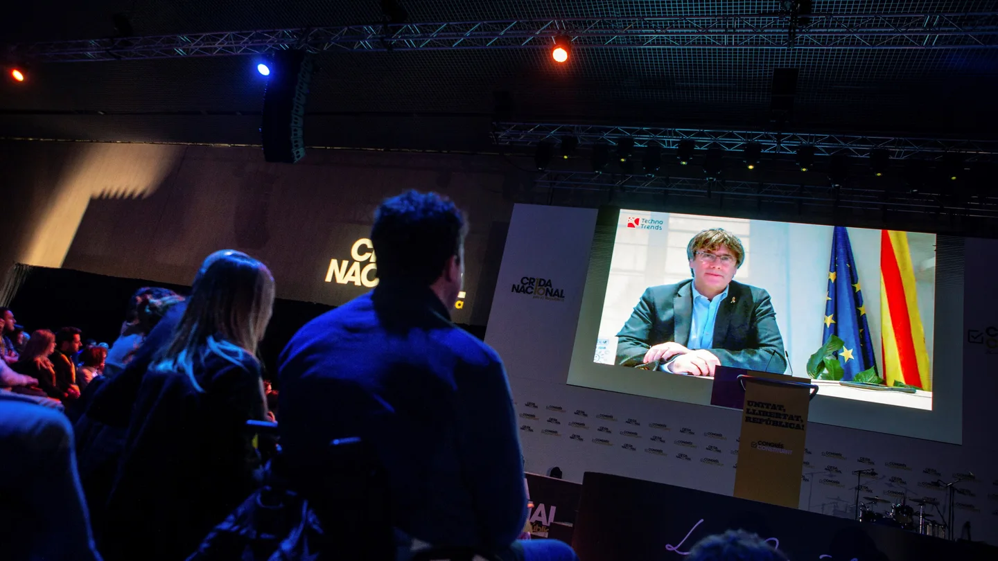 Discurso a través de televisión del expresidente de la Generalitat Carles Puigdemont Discurso a través de televisión del expresidente de la Generalitat Carles Puigdemont