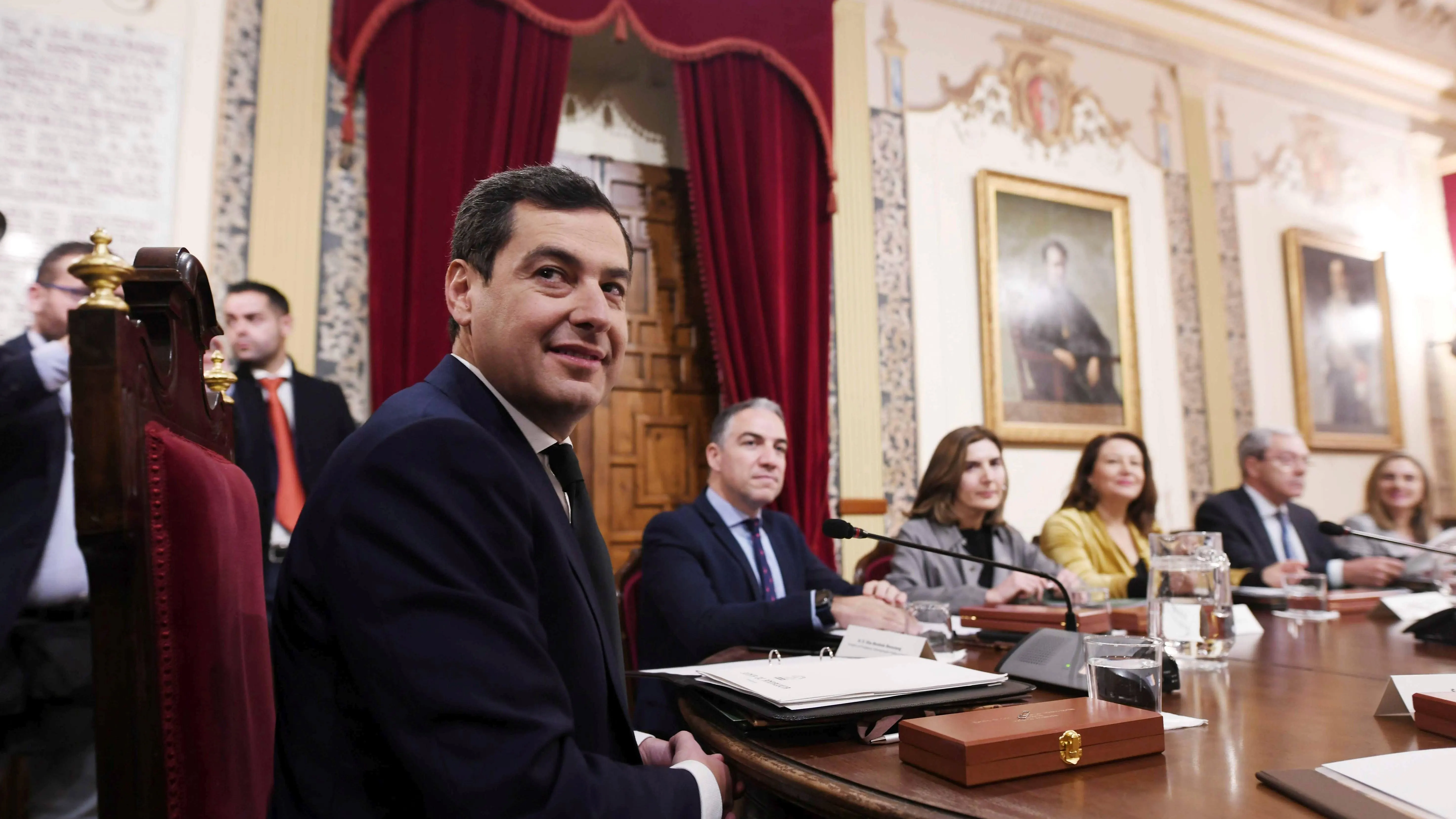 El presidente de la Junta de Andalucía, Juanma Moreno (de espaldas), durante la primera reunión del Consejo de Gobierno.