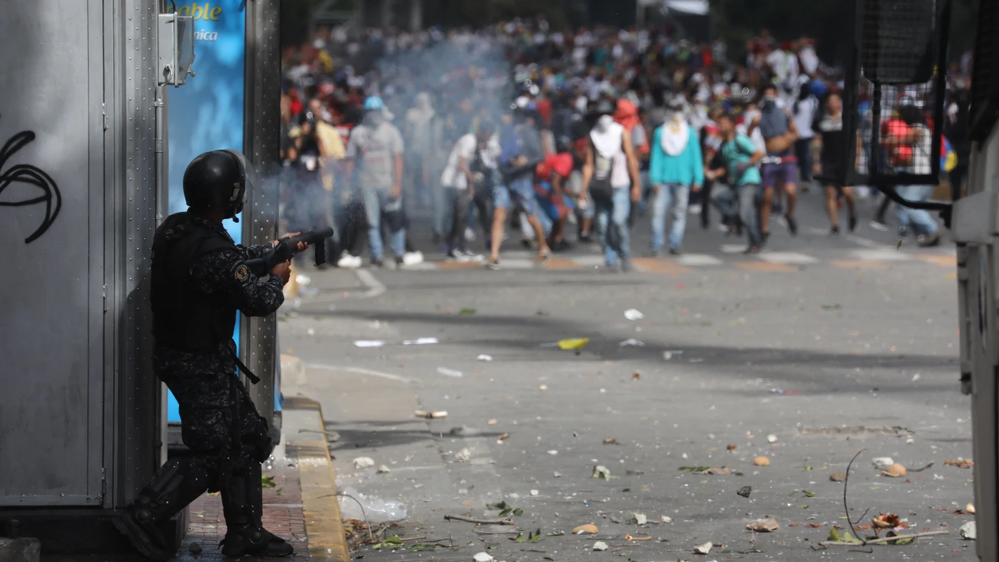 La Policía Nacional Bolivariana se enfrenta a manifestantes durante una protesta en Caracas (Venezuela). La Policía Nacional Bolivariana se enfrenta a manifestantes durante una protesta en Caracas (Venezuela).