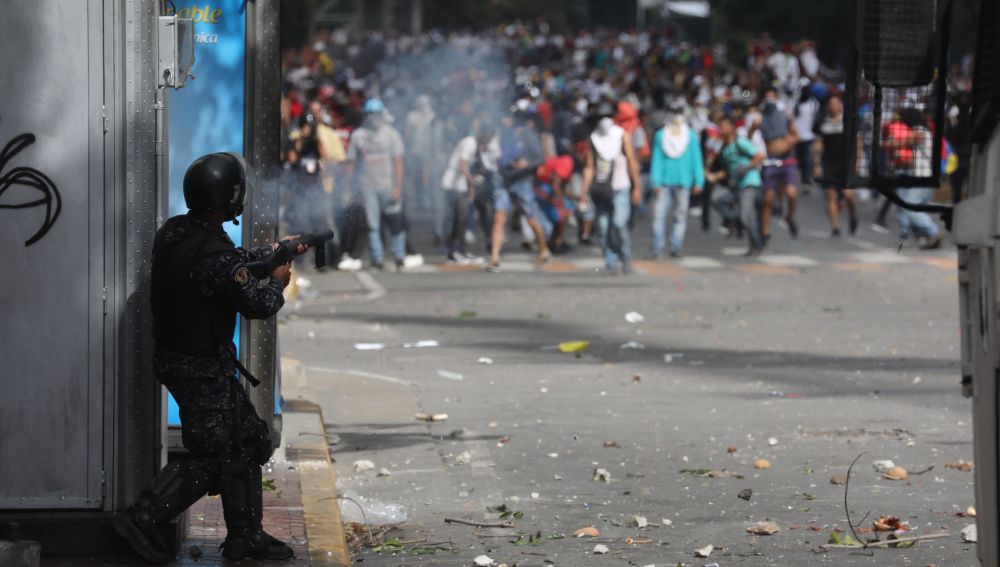 La Policía Nacional Bolivariana se enfrenta a manifestantes durante una protesta en Caracas (Venezuela).