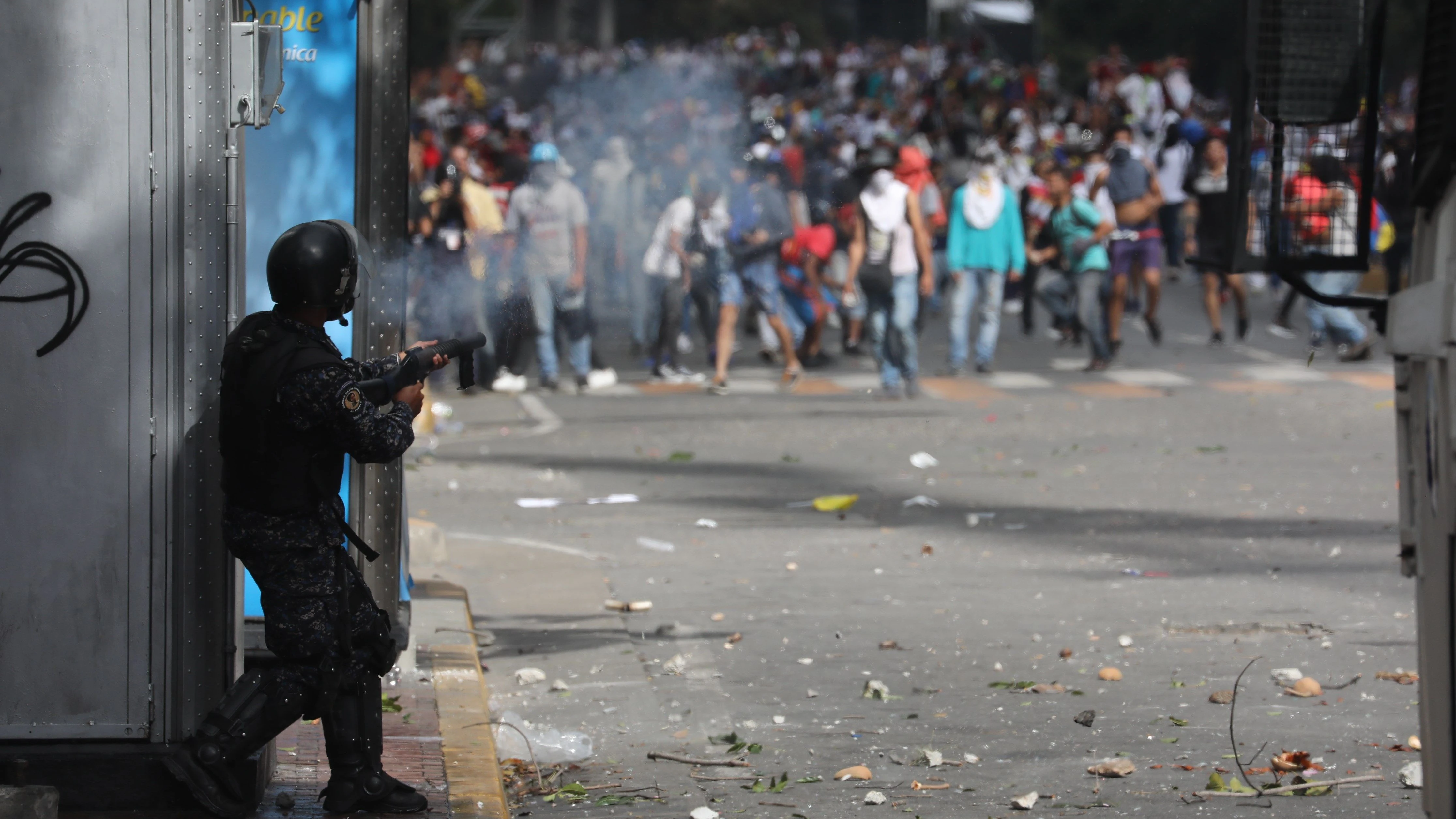 La Policía Nacional Bolivariana se enfrenta a manifestantes durante una protesta en Caracas (Venezuela).