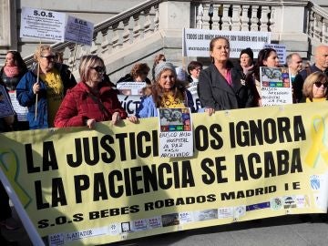 Imagen de la manifestación estatal de víctimas por el robo de bebés en Madrid Imagen de la manifestación estatal de víctimas por el robo de bebés en Madrid