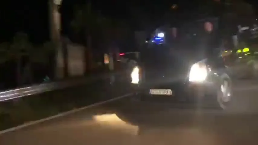 El furgón funerario con el cadáver de Julen abandona el Cerro de la Corona camino al hospital