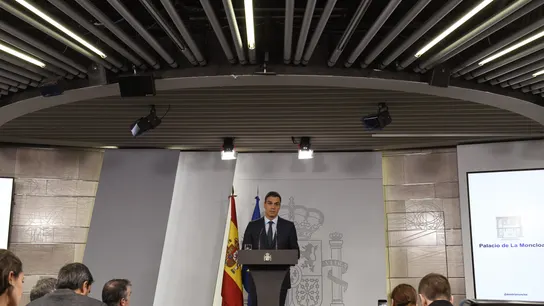 El presidente del Gobierno, Pedro Sánchez, durante la rueda de prensa ofrecida en el Palacio de la Moncloa. El presidente del Gobierno, Pedro Sánchez, durante la rueda de prensa ofrecida en el Palacio de la Moncloa.