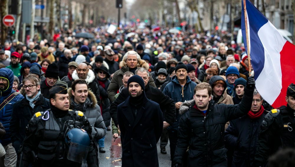 Los 'pañuelos rojos' se manifiestan en Francia
