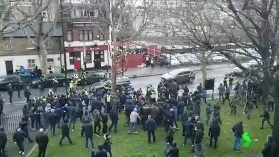La brutal pelea entre los hooligans del Milwall y del Everton que dejó un herido por arma blanca La brutal pelea entre los hooligans del Milwall y del Everton que dejó un herido por arma blanca