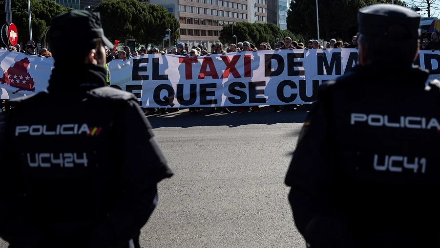 Concentración de taxistas en los alrededores de Ifema