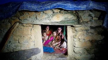 Imagen de archivo de dos mujeres recuidas en Nepal por tener la menstruación