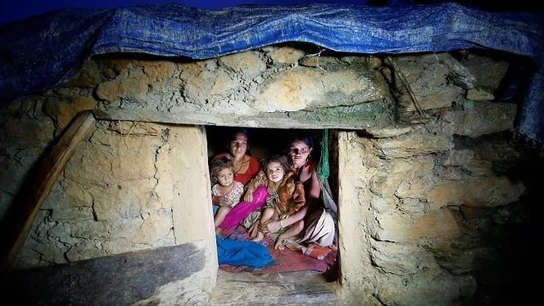 Imagen de archivo de dos mujeres recuidas en Nepal por tener la menstruación Imagen de archivo de dos mujeres recuidas en Nepal por tener la menstruación