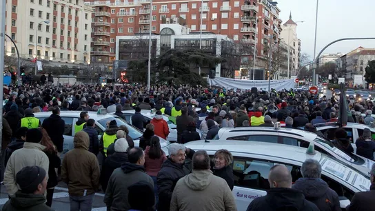 Asamblea de taxistas en la madrileña plaza de Colón Asamblea de taxistas en la madrileña plaza de Colón
