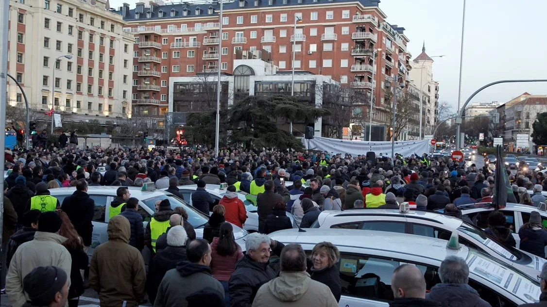 Asamblea de taxistas en la madrileña plaza de Colón